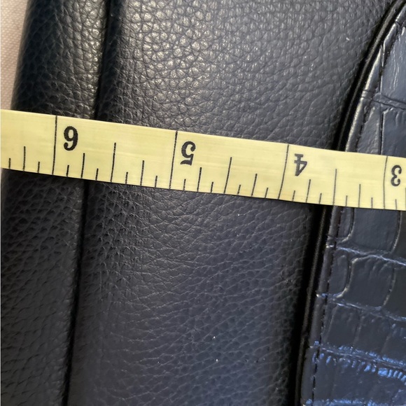 Medium Sized Black Crossbody with many options for storage. - Picture 9 of 12